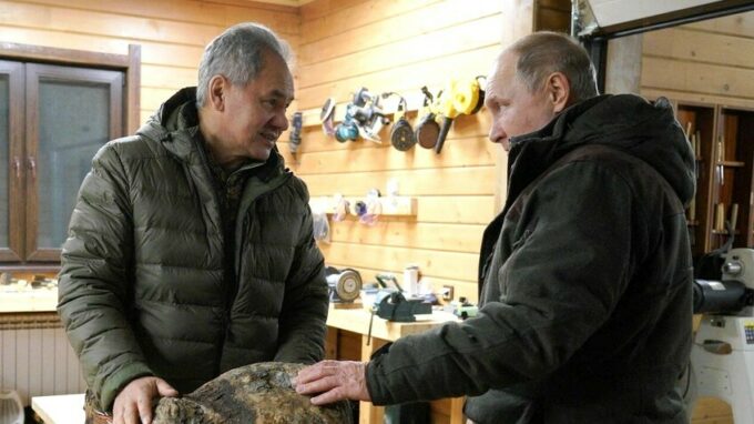 Ministr obrany Sergej Šojgu a prezident Vladimir Putin.