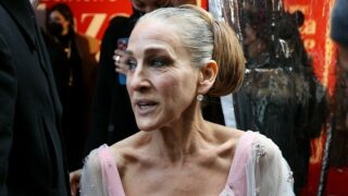 Sarah Jessica Parkerová v roce 2022 před divadlem Broadway.