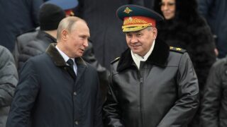 Sergej Šojgu (vpravo) s Vladimirem Putinem