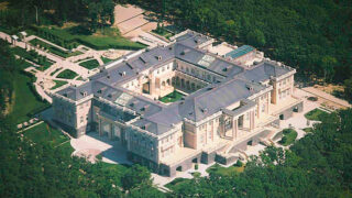 Palác ve vesničce Greenfield na okraji Moskvy, který má patřit Vladimiru Putinovi.
