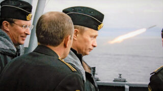 Vladimir Putin a ministr obrany během vojenských cvičení v Barentsově moři na palubě jaderného raketového křižníku »Pjotr Velikij« 17. srpna 2005.