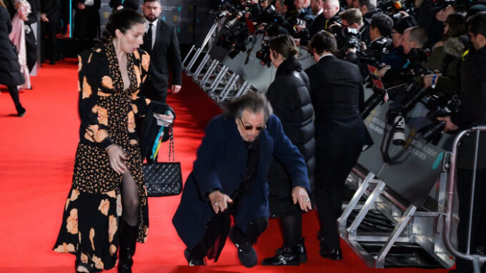 Herec Al Pacino při nepříjemném pádu