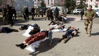 Válka na Ukrajině. Mrtví lidé po zásahu nádraží v Kramatorsku.