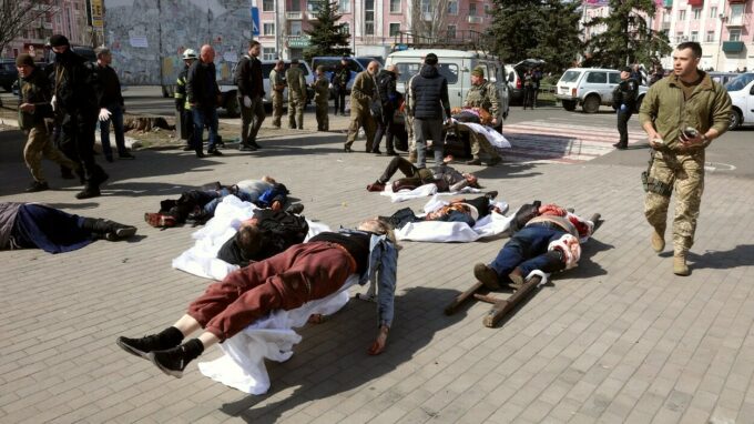 Válka na Ukrajině. Mrtví lidé po zásahu nádraží v Kramatorsku.