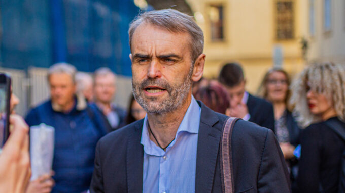 Předseda hnutí Přísaha Robert Šlachta promluvil před petičním výborem.