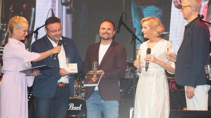 Petr Macek (uprostřed)