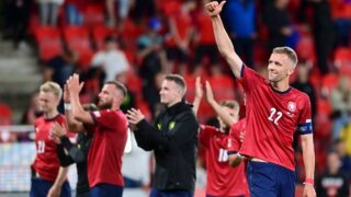 Tomáš Souček slaví se spoluhráči vítězství nad Švýcarskem v úvodním střetnutí Ligy národů.