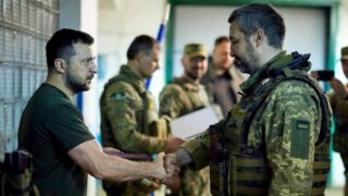 (vlevo) Ukrajinský prezident Volodymyr Zelenskyj