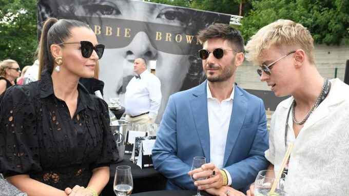 Iva Kubelková a Adam Mišík (vpravo)