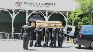 Rakev s ostatky Ivany Trumpové