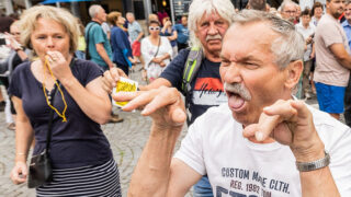 Jeden z protestujících na mítinku Andreje Babiše