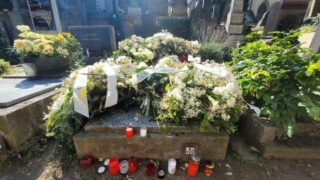 Lidé k prázdnému hrobu nosili květiny a svíčky