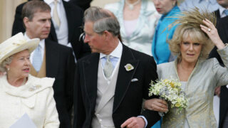 Královna Alžběta II. se synem a snachou