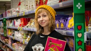 Žena s cukrovinkami - ilustrační foto