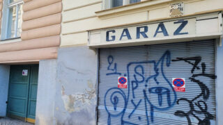 Slavná garáž z filmu Vrchní, prchni