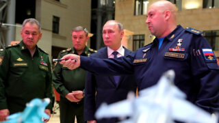 (zleva) Sergej Kužugetovič Šojgu, Valerij Gerasimov, Vladimir Putin a Sergej Surovikin