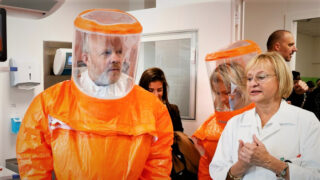 Ministr Vlastimil Válek a primářka kliniky infekčních nemocí Hana Roháčová