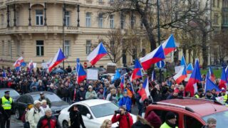 Protest před budovou ČR