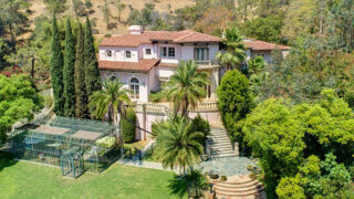 Dům byl na trhu od roku 2018 a než našel kupce, musela jít herečka s cenou třikrát dolů