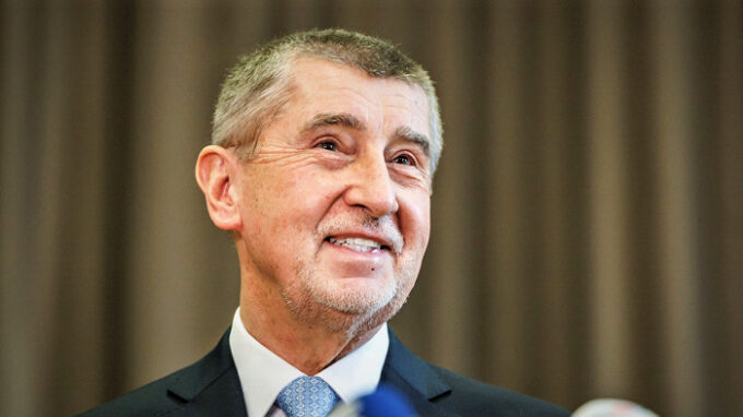 Komentátor Luděk Staněk ukázal parodicky celý proces, jak Babiš byl mezi agenty StB neoprávněně