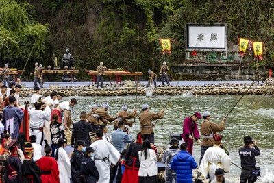 Slavnost Water-Releasing Festival v Dujiangyanu