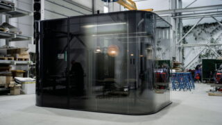 Rodinná firma LIKO-S získala ocenění Red Dot Design Award za chytrou celoskleněnou zasedací místnost OASIS