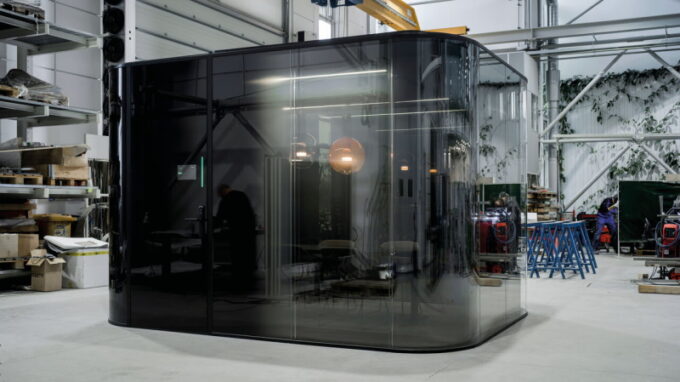 Rodinná firma LIKO-S získala ocenění Red Dot Design Award za chytrou celoskleněnou zasedací místnost OASIS