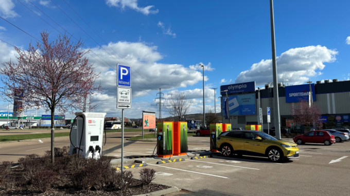 Živě: Zahájení provozu nejvýkonnější veřejné dobíjecí stanice