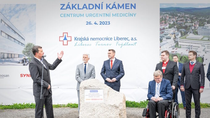 Prezident symbolicky zahájil výstavbu nové nemocnice