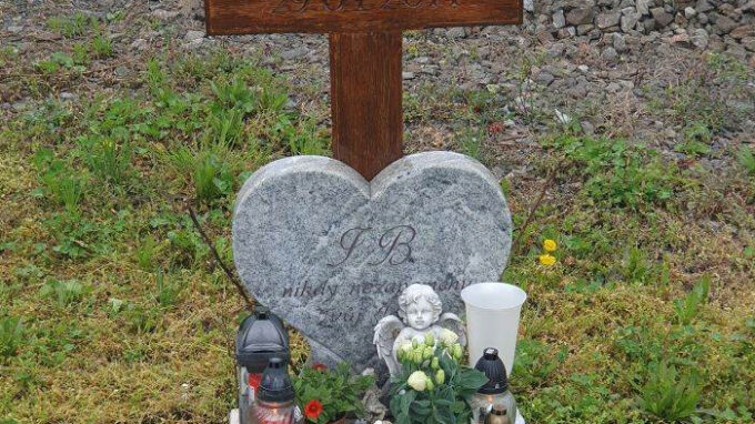 Pomníček v místě, kde zpěvačka ukončila svůj život.