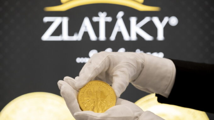 FED opětovně zvýšil úrokové sazby, letos již potřetí. Zlato se dostalo blízko rekordní hodnoty z roku 2020