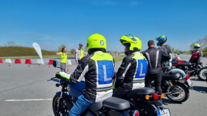 Bezmála čtyřicet bezplatných motorkářských kurzů letos nabízí projekt Učme se přežít. Novinkou je kurz pro skútry