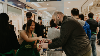 Zákazníci společnosti Tesco darovali v jarní sbírce potravin 62 tun potravin a drogerie. Řetězec navíc přidá potravinovým bankám balíčky v hodnotě přes 200 000 korun