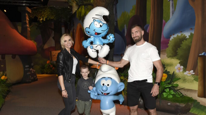 Šmoulové okouzlili slavné maminky i tatínky, a hlavně jejich děti. Jak si návštěvu užili Nikol Moravcová, Hana Reinders Mašlíková a Josef Kůrka s Angie Mangombe?