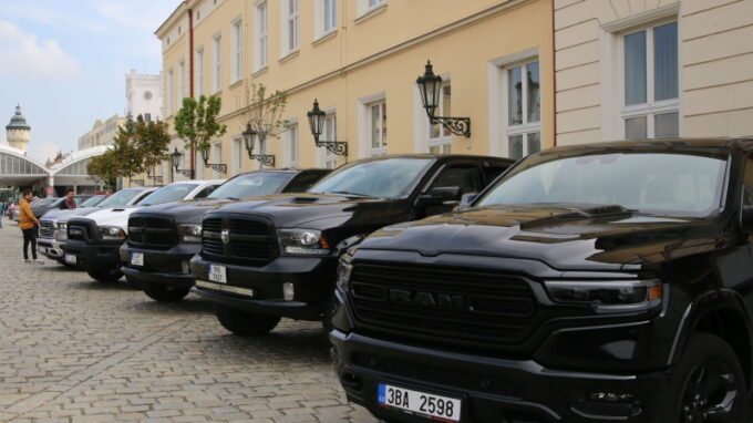 Letošní sraz legendárních amerických pick-upů RAM v Praze