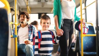 Bezpečnostní pásy by měly být podmínkou školního výletu autobusem. Praxe bývá jiná