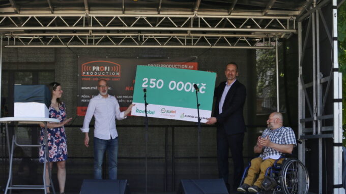 250 tisíc pro Jedličkův ústav a školy od Remobilu