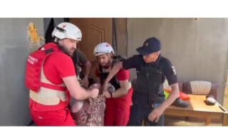 Červený kříž pomáhá s evakuací po protržení hráze Kachovské přehrady