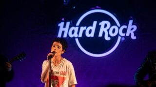 Hard Rock International zahajuje Měsíc hrdosti speciálním VIP vystoupením a rozšířením své proslulé sbírky o památky od zpěvačky HALSEY