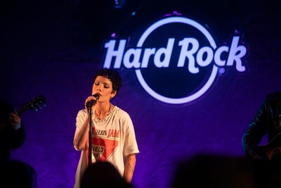 Hard Rock International zahajuje Měsíc hrdosti speciálním VIP vystoupením a rozšířením své proslulé sbírky o památky od zpěvačky HALSEY