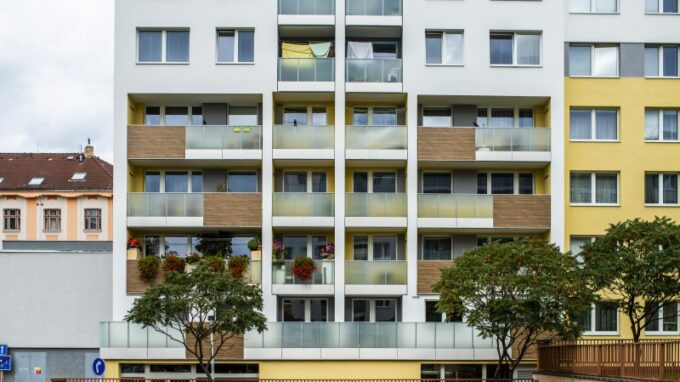 Až stovky let může trvat renovace českého bytového fondu