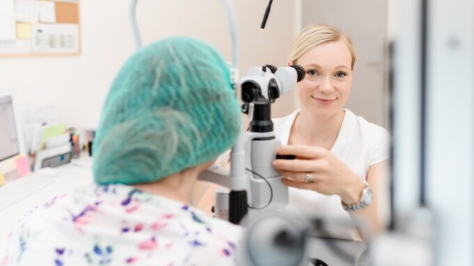 Mikroimplantáty, biologická léčba a AI aneb trendy a novinky v oftalmologii