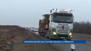 Silnicemi v okolí Přerova projíždí těžká stavební technika a nákladní auta, probíhá stavba posledního úseku D1