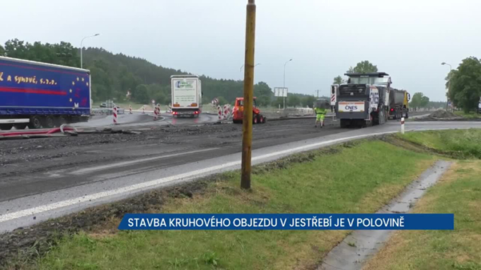 V Jestřebí dokončují stavbu kruhového objezdu, křižovatka patřila k nejnebezpečnějším v kraji