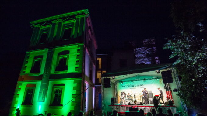 Do Dobršské brány letos vstoupí houslové hvězdy z celého světa