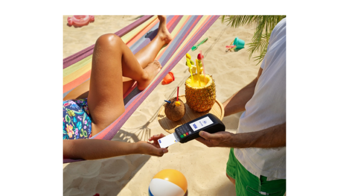 Více než tři čtvrtiny Čechů budou na dovolené v zahraničí platit kartou, chytrým telefonem nebo hodinkami