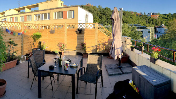 Terasa, která je součastí bytu skladatele Daniela Bartáka