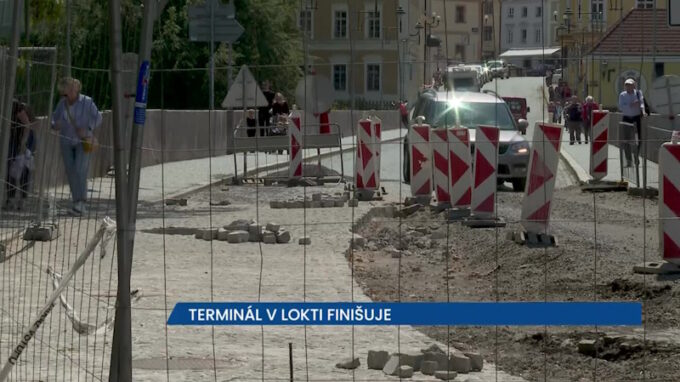 Stavba terminálu v Lokti finišuje, zjednoduší dopravní situaci a parkování v místě
