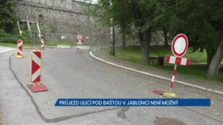 Řidiči v Jablonci v ulici Pod Baštou neprojedou, opravuje se tam opěrná zeď