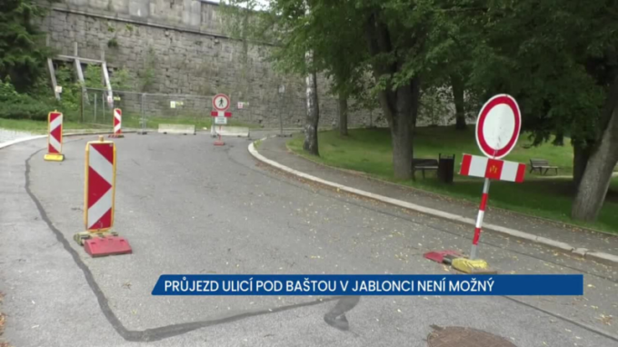 Řidiči v Jablonci v ulici Pod Baštou neprojedou, opravuje se tam opěrná zeď